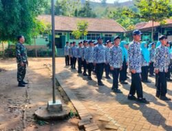 Tanamkan Disiplin & Tanggung Jawab Babinsa Koramil Gondang Latihkan Dasar PBB Ratusan Siswa SMPN 3 Gondang