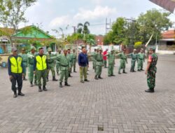 Tingkatkan Kapasitas Satlinmas, Koramil 0815/02 Trowulan Bekali Wasbang & Latihkan PBB