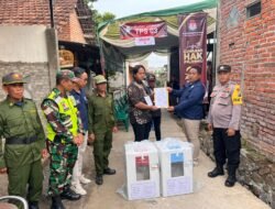 Koramil 0815/16 Pacet Kerahkan Babinsa Bareng Polsek Kawal Distribusi Logistik Pilkada Ke TPS