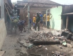 Bedah Rumah Warga, Koramil Pacet Bersama Baznas Bersinergi Tingkatkan Taraf Hidup Masyarakat