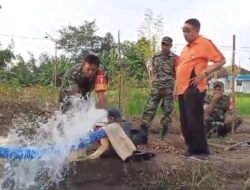 Turun Ke Sawah, Babinsa Koramil 0815/05 Gedeg Dampingi Petani Tanam Padi di Desa Gempolkerep