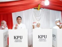 Bupati Fadhil Arief Bersama Istri Gunakan Hak Pilihnya Di TPS 06 Rengas Condong Muara Bulian