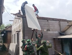 Capai Hasil Signifikan, Sinergitas Koramil Pacet Bareng Baznas Bedah Rumah Warga Masuk Tahap Pemasangan Atap