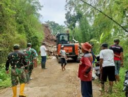Akses Jalan Tertutup, Koramil 0815/16 Pacet Bersama BPBD, Pemdes dan Masyarakat Desa Sajen Bersinergi Bersihkan Material Longsor
