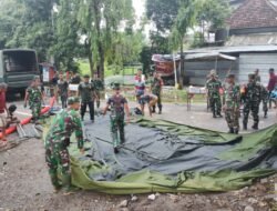 TNI-Polri Bersama Warga Dirikan Posko Bantuan di Pulorejo