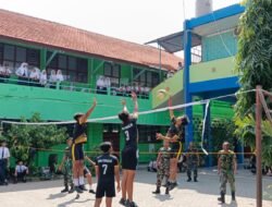 Sinergi TNI dan Generasi Muda : Koramil Trowulan Ajak Siswa SMPN 02 Bermain Voli