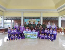 Kenal Lebih Dekat Profesi Militer, Siswa KB Sabilul Muttaqin Bermain Bersama Prajurit TNI