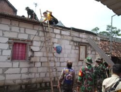 Solidaritas di Tengah Musibah: TNI-Polri Bersama Warga Bersihkan Sisa Reruntuhan