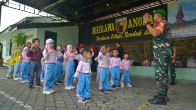 KB TK Islam Anak Sholeh dan TK Pancasila Kunjungi Makodim 0815/Mojokerto, Kenalkan Profesi TNI Sejak Dini