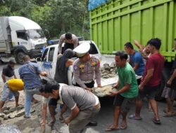Respon Cepat, Sat Lantas Polres Tanggamus Bantu Truk Macet Di Tanjakan Later S Sedayu Dan Buka Bahu Jalan..!!