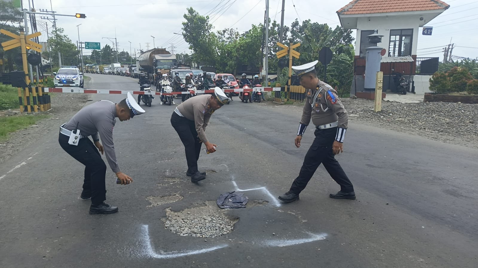 Cegah Laka Lantas, Satlantas Polres Mojokerto Kota Tandai Jalan Berlubang