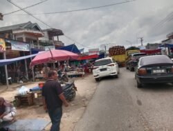 Warga Keluhkan Kemacetan Arus Lalu Lintas Di Pasar Sungai Rengas