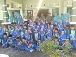 Kenalkan Profesi TNI Sejak Dini, Koramil 0815/07 Jetis Berikan Edukasi Anak Didik TK R.A Darussalam
