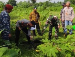 Sinergitas Polres Probolinggo Bersama TNI Lestarikan Lingkungan Tanam Pohon di Gunung Bentar