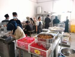 Babinsa Koramil 0815/16 Pacet Dampingi Program Makan Bergizi Gratis Untuk Siswa SMP Amanatul Ummah