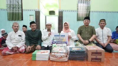 Ning Ita dan Cak Sandi Berikan Dana Hibah Puluhan Masjid dan Musala