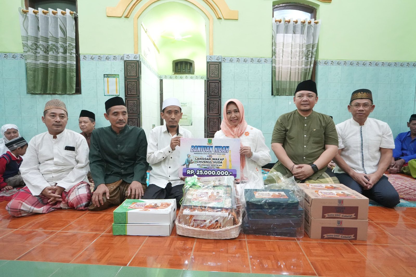 Ning Ita dan Cak Sandi Berikan Dana Hibah Puluhan Masjid dan Musala