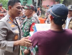 Polri Turun Evakuasi Bantu Warga Korban Banjir di Bekasi dan Depok