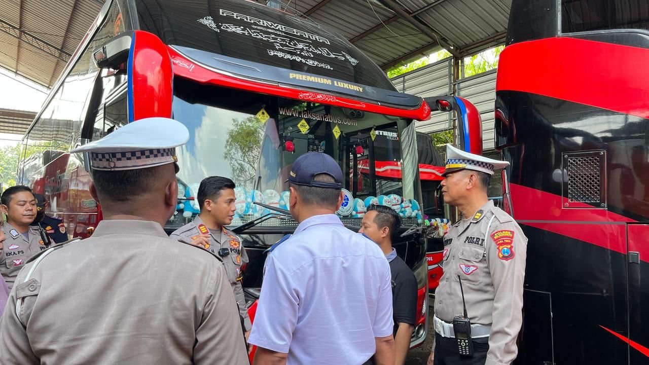 Kasat Lantas Polres Mojokerto Inspeksi Kendaraan Umum PO Djoko Kendil