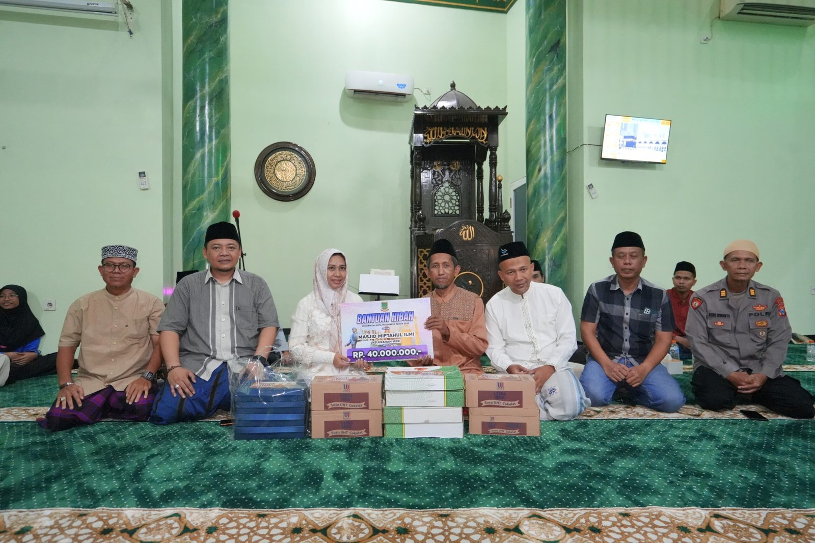 Ning Ita Serahkan Dana Hibah Rp 40 Juta untuk Masjid Miftahul Ilmi