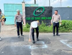 Kasat Lantas Polres Mojokerto Lakukan Penandaan Jalan Berlubang