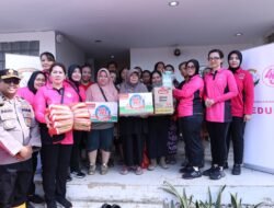 Yayasan Kemala Bhayangkari & Polres Metro Bekasi Kota Ulurkan Bantuan untuk Korban Banjir di Bekasi