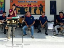 Group Band “Rubal Entertainment” Menghibur Pengunjung Keluarga Warga Binaan Pemasyarakatan