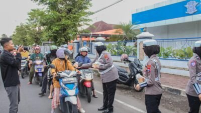 Polres Jember Himbau Masyarakat Tertib Lalu Lintas di Bulan Ramadhan Dengan Berbagi Takjil