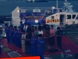 Momen Ditpolairud Polda Jatim Buka Puasa dan Tarawih Bareng ABK di Tengah Perairan Surabaya