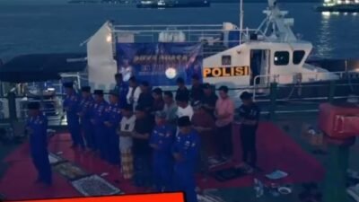 Momen Ditpolairud Polda Jatim Buka Puasa dan Tarawih Bareng ABK di Tengah Perairan Surabaya