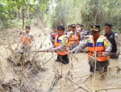 Polres Sampang Beri Bantuan Korban Banjir Dampak Luapan Sungai Kamuning