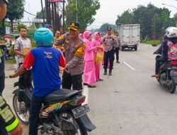 Polres Mojokerto Kota Bagikan Ratusan Takjil