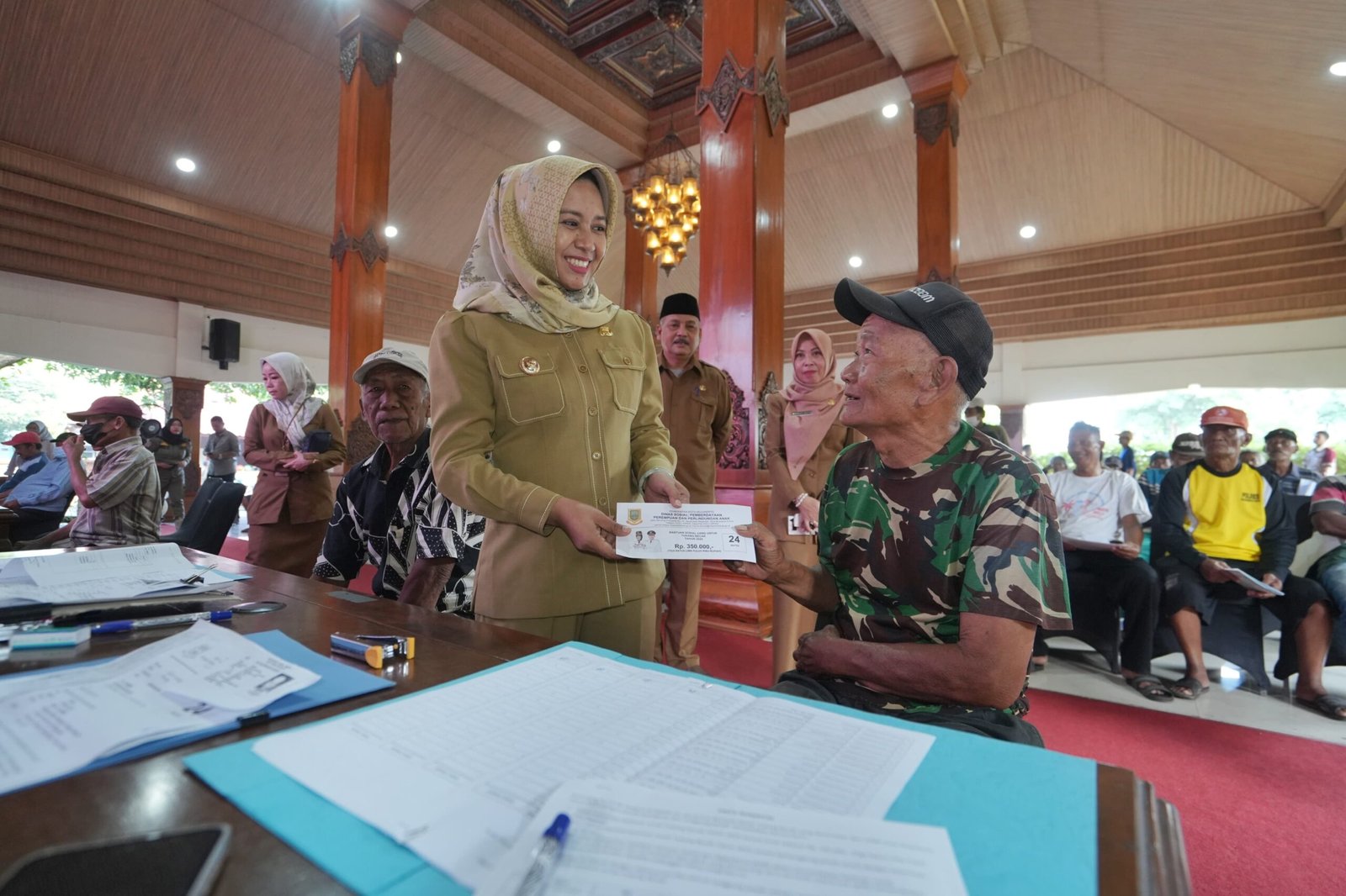 Jelang Lebaran, Pemkot Mojokerto Salurkan Bansos untuk Tukang Becak