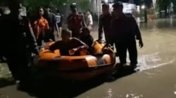 Polres Probolinggo Bersama BPBD Evakuasi Warga dan Berbagi Makan Sahur Saat Banjir di Krejengan