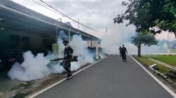 Cegah Warga Terjangkit DBD, Bati Tuud Koramil 0815/01 Pralon Inisiasi Fogging di Asrama Korem 082/CPYJ