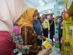 Sidak Mamin Jelang Lebaran, Ning Ita Ingatkan Masyarakat Cermati Izin Edar dan Masa Kadaluarsa