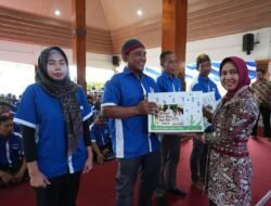 Beri Paket Sembako untuk “Pasukan Kuning”, Ning Ita: Terima Kasih Telah Membuat Kota Mojokerto Bersih dan Nyaman