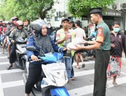 Momen Kebersamaan Dengan Masyarakat, Kodim 0815/Mojokerto Bagikan Takjil Bagi Pengguna Jalan