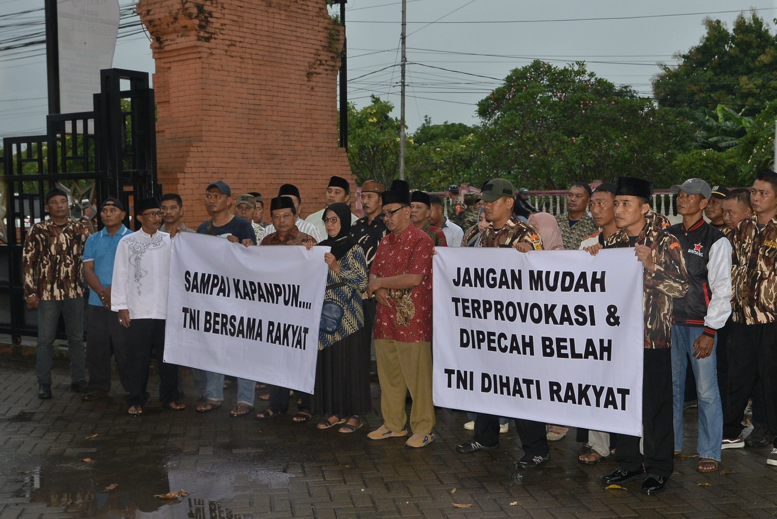 Elemen Masyarakat Mojokerto Gelar Aksi Dukung Pengesahan Revisi UU TNI