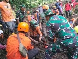 Kodim 0815/Mojokerto Kerahkan Satu Peleton, Evakuasi 10 Korban Longsor Pacet-Cangar