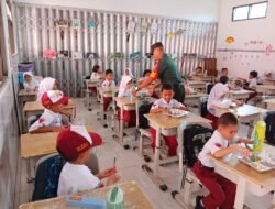 Program Peningkatan Gizi Anak dan Remaja Sasar 2.975 Siswa, Babinsa Koramil 0815/19 Magersari Lakukan Pendampingan
