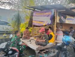 Jaga Keamanan Lingkungan, Babinsa Koramil 0815/01 Pralon Komsos Bersama Warga