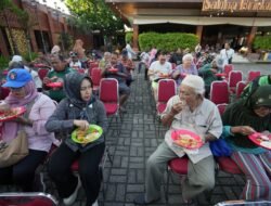 Ning Ita Bersama Sahabat Sosial Berbagi Sediakan Sarapan Gratis