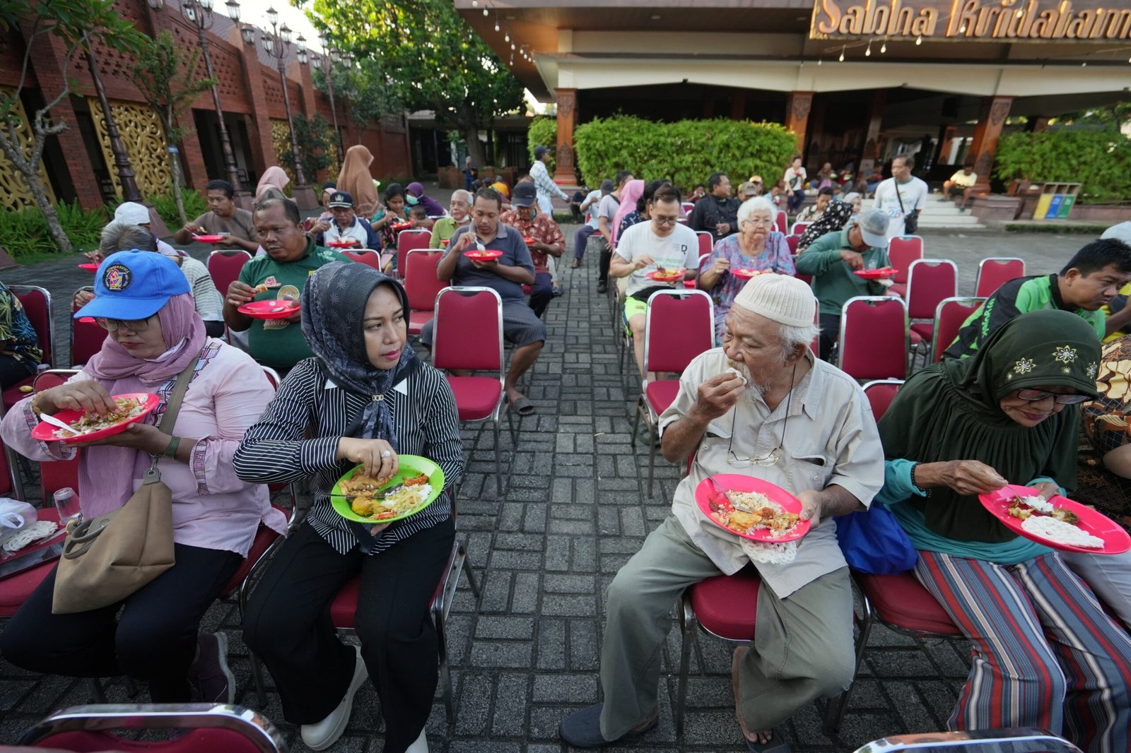 Ning Ita Bersama Sahabat Sosial Berbagi Sediakan Sarapan Gratis