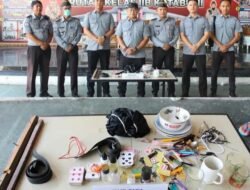 KARUTAN Kelas IIB KotaBumi Pimpin Razia Rutin Dan Hasilkan Berbagai Barang Terlarang Di Kamar Hunian