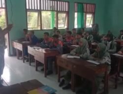 TNI Tanamkan Semangat Cinta Tanah Air Bagi Generasi Muda Melalui Pembinaan Wawasan Kebangsaan di SMKN 1 Jatirejo
