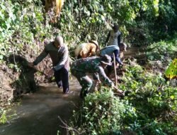 Lestarikan Alam, Babinsa Sumberjati Koramil Jatirejo Bareng Warga Gotong Royong Bersihkan Saluran Air