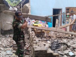 Rumah Warga Roboh, Koramil 0815/13 Kutorejo dan Warga Gotong Royong Bantu Perbaikan