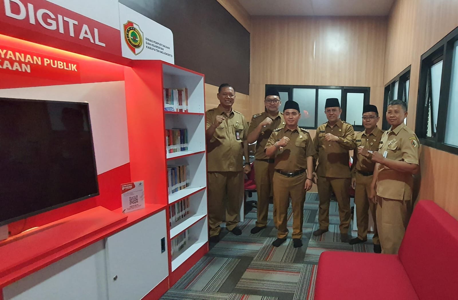 Kadisperka Kabupaten Mojokerto Dampingi Gus Barra Kunjungi Pojok Baca Digital (POCADI)