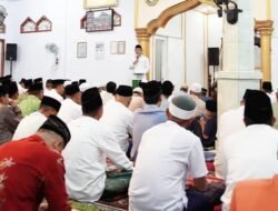 Bupati Batang Hari Bersama Keluarga Sholat Idul Adha di Masjid Miftahul Huda